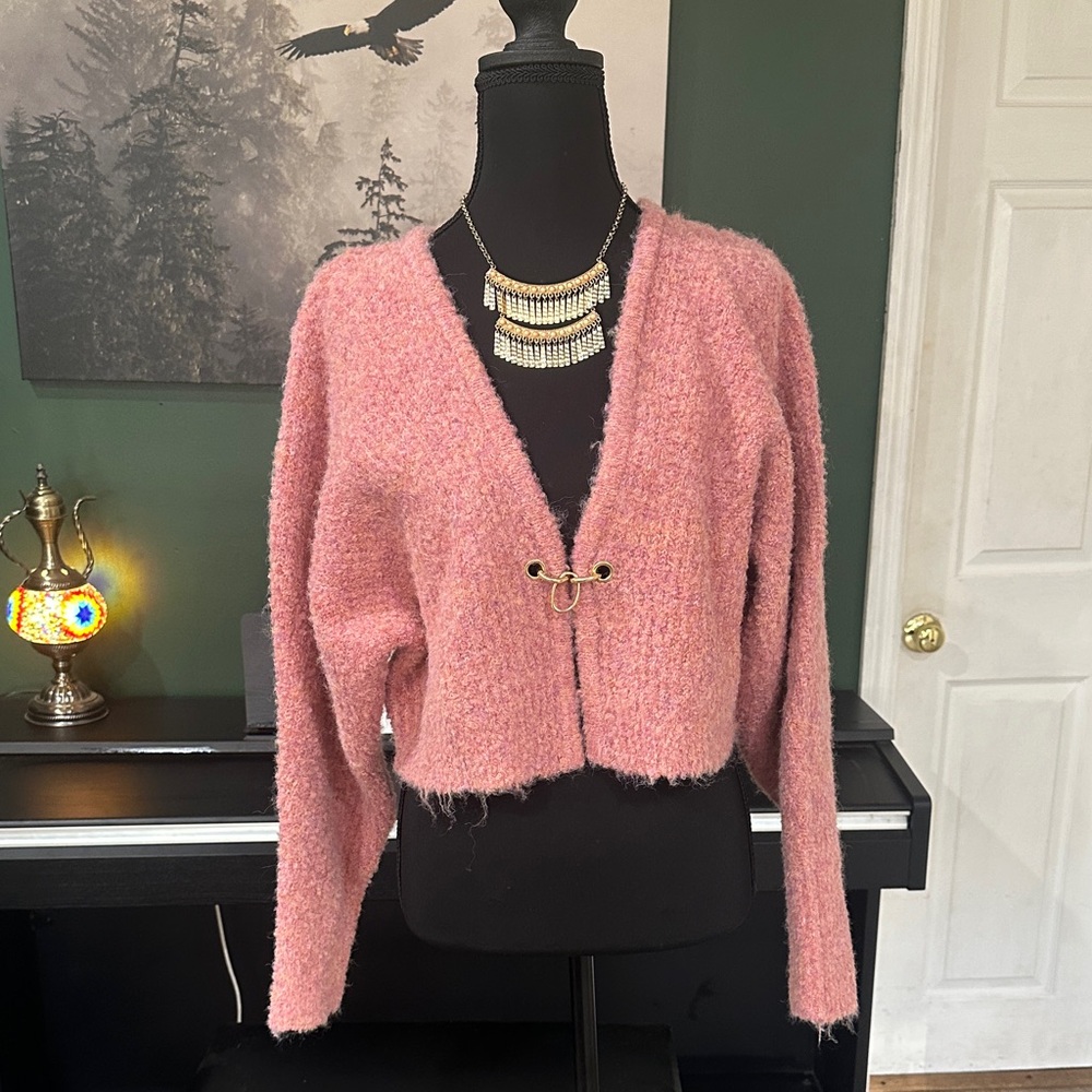 SALE Wild Fable Pink Sweater with Hook plus adding in necklace